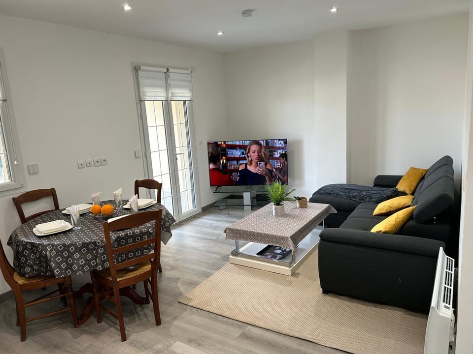 TV and multimedia, Living room, Evening entertainment