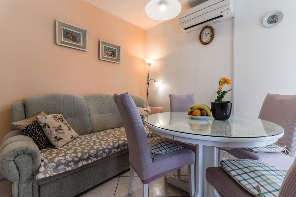 Living room, Seating area, Dining area, air conditioner