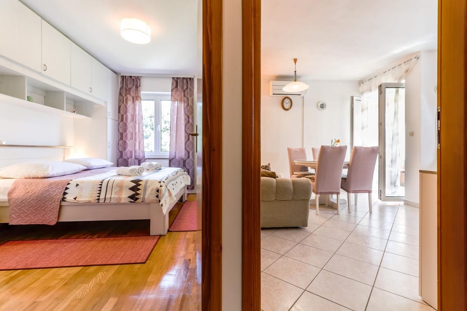 Bed, Living room, Photo of the whole room, Seating area, Bedroom