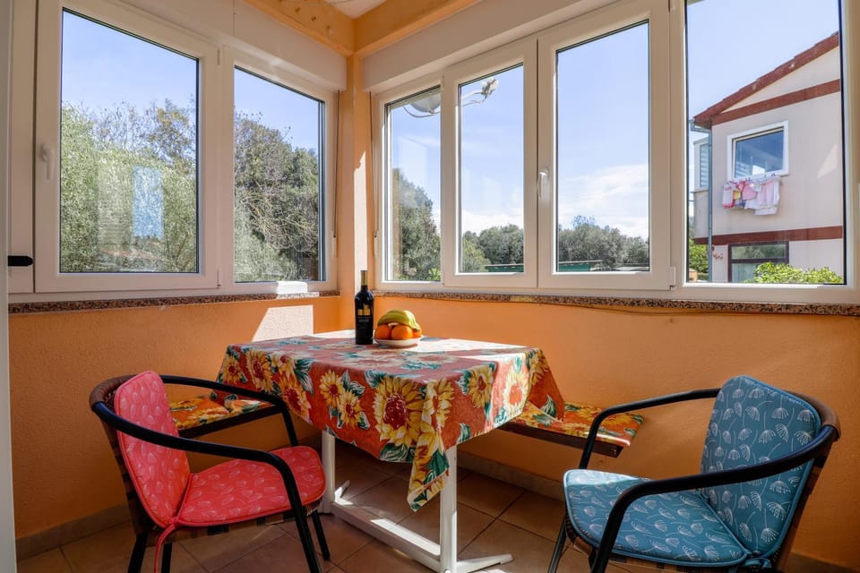 Seating area, Dining area