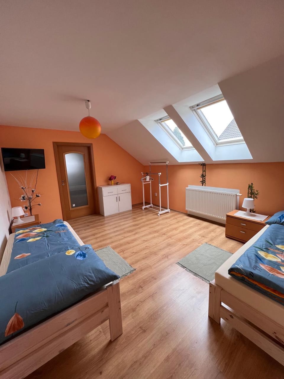 Bed, TV and multimedia, Bedroom