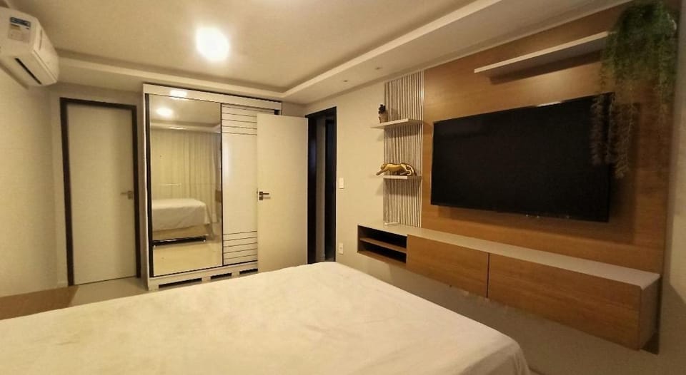 Bed, TV and multimedia, Photo of the whole room, Bedroom, wardrobe, air conditioner