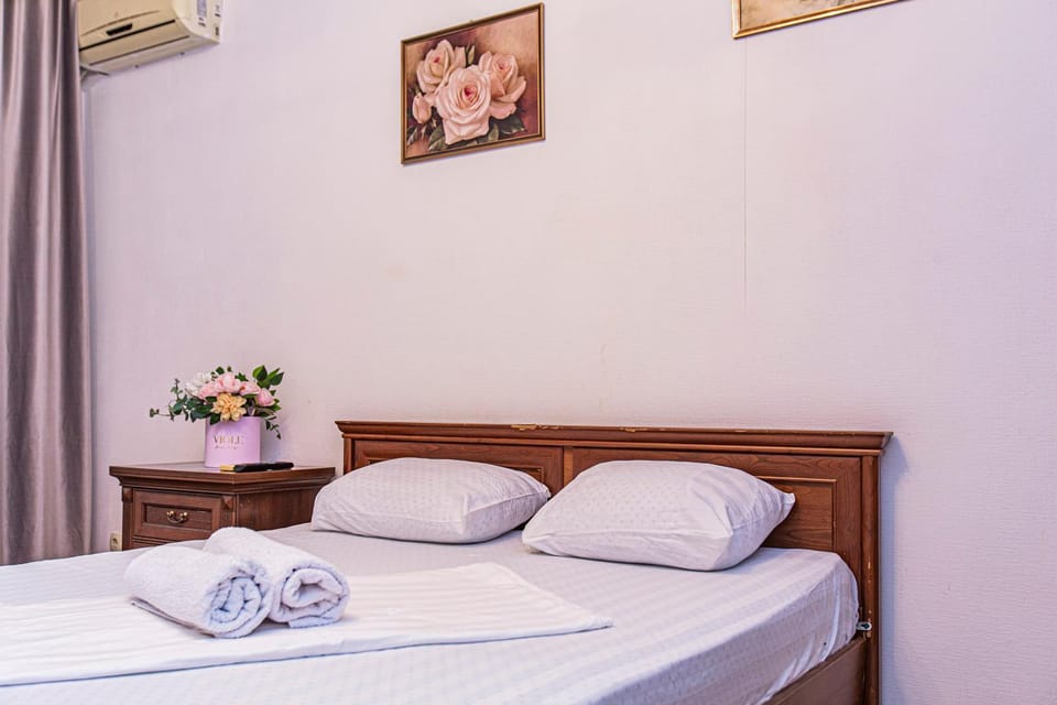 Bed, Bedroom, towels