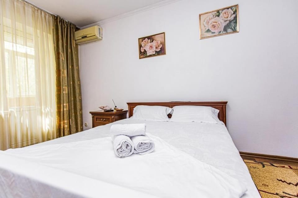 Bed, Bedroom, towels, air conditioner