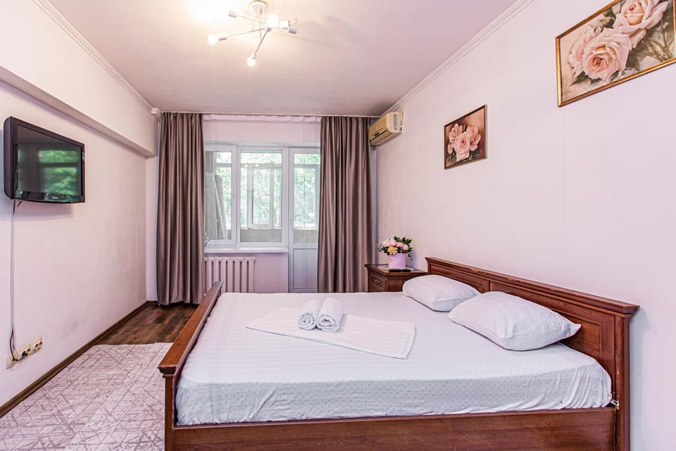 Bed, TV and multimedia, Bedroom, towels
