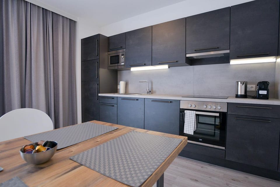 Coffee/tea facilities, Kitchen or kitchenette, Dining area, stove