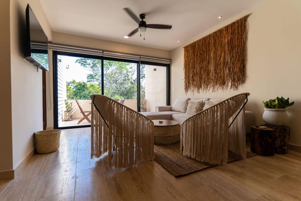 TV and multimedia, Dining area, fireplace