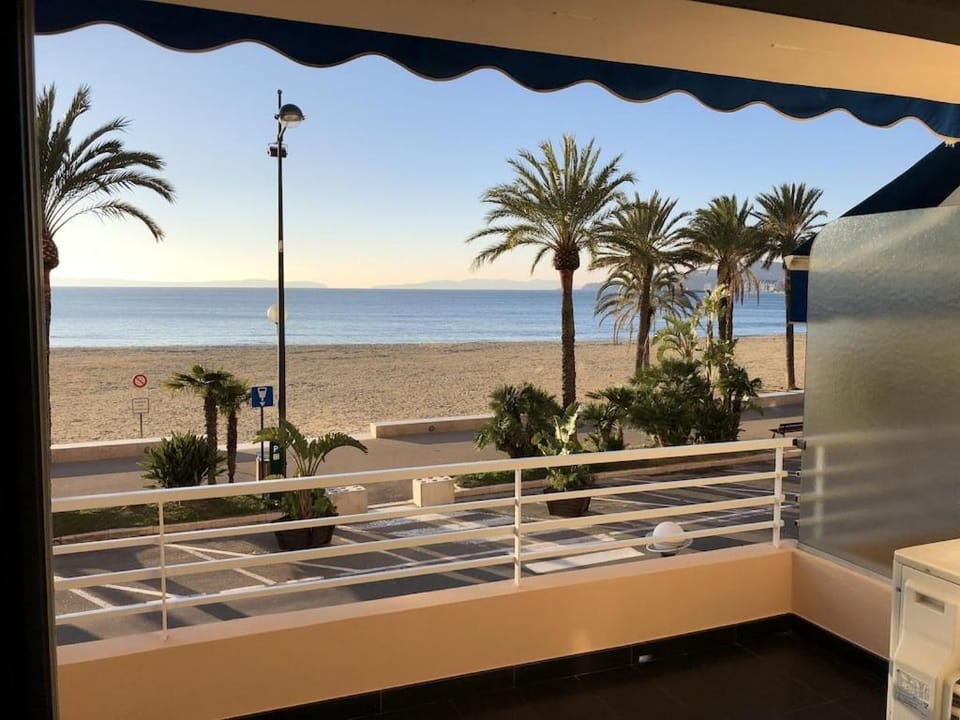 T2 Front de Mer 2pers 1 minute de la plageT2 de 44 m2 plus terrasse 16m2 , vue mer panoramique et en face de la plage Cet appartement refait à neuf bénéficie d'un confort et d un équipement optima Cet appartement est idéal pour 2 personnes avec sa chamb Apartment in Le Lavandou