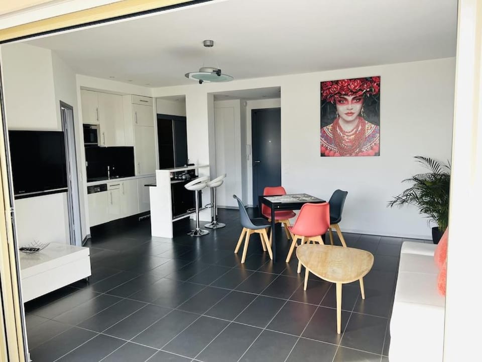T2 Front de Mer 2pers 1 minute de la plageT2 de 44 m2 plus terrasse 16m2 , vue mer panoramique et en face de la plage Cet appartement refait à neuf bénéficie d'un confort et d un équipement optima Cet appartement est idéal pour 2 personnes avec sa chamb Apartment in Le Lavandou