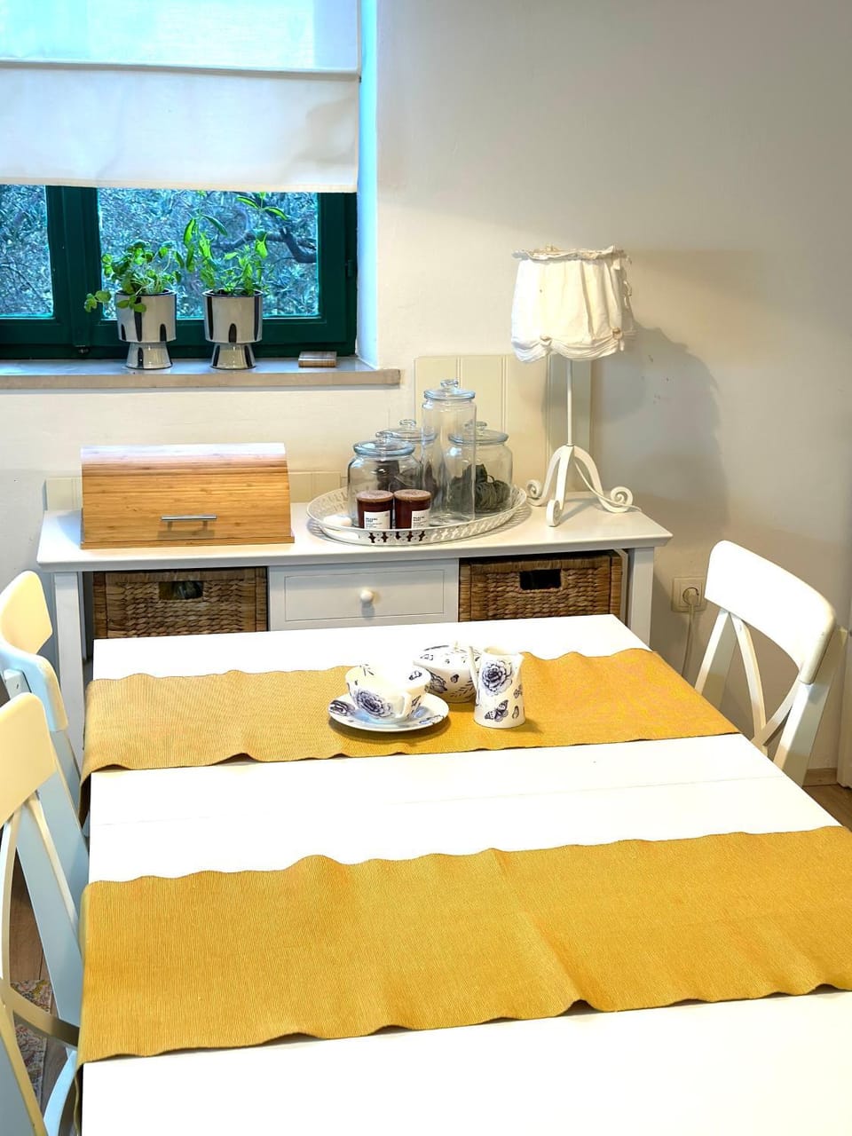 Food and drinks, Seating area, Dining area, Food