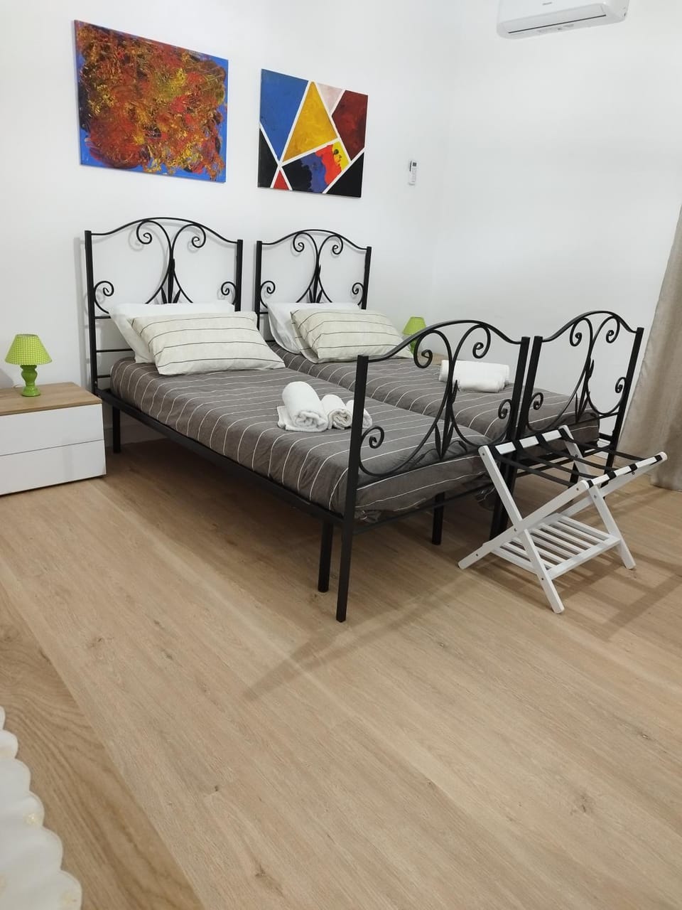 Bed, Photo of the whole room, Decorative detail, Bedroom