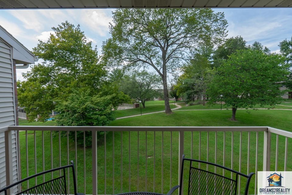2BR Condo - 2 Pools - Close to the Strip - Stairs Required - FREE TICKETS INCLUDED - FHA-27 House in Branson