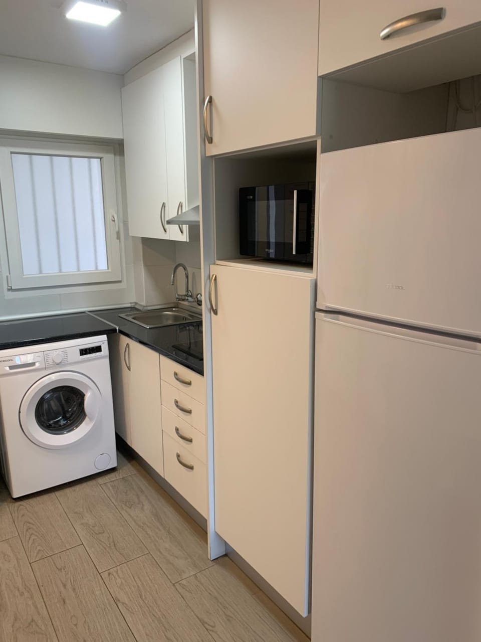 Kitchen or kitchenette, minibar, stove, washing machine