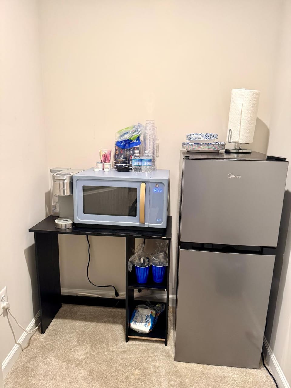 Kitchen or kitchenette, oven