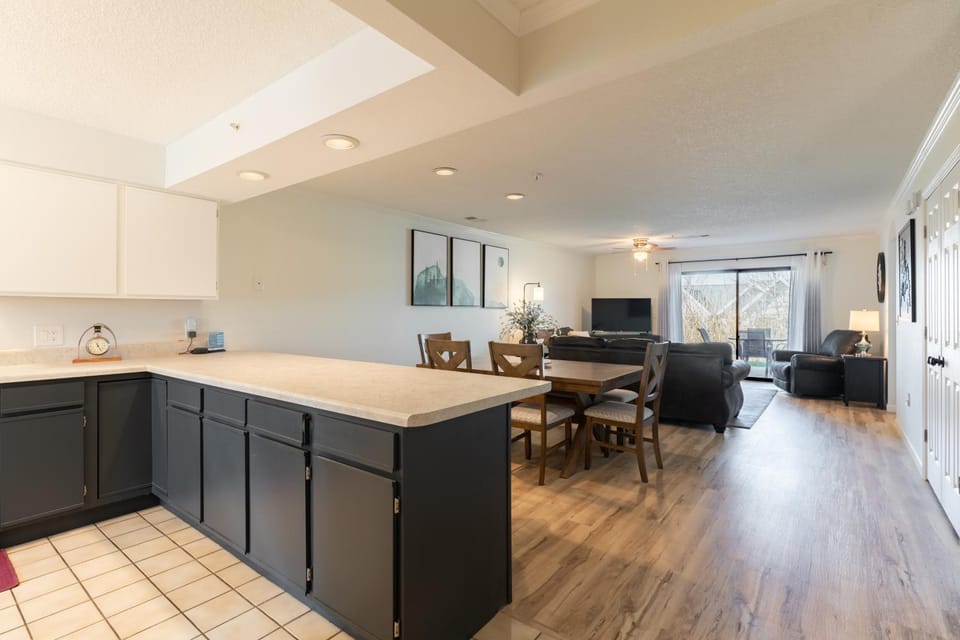 2BR Condo Close to the Strip - Stairs Required - 2 Pools - FREE TICKETS INCLUDED - FHC-3 House in Branson