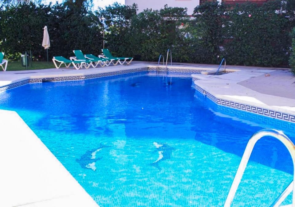 Swimming pool, sunbed