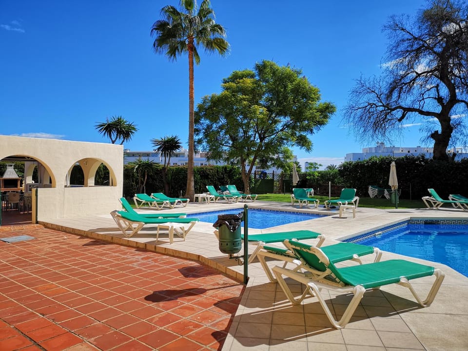 Swimming pool, sunbed