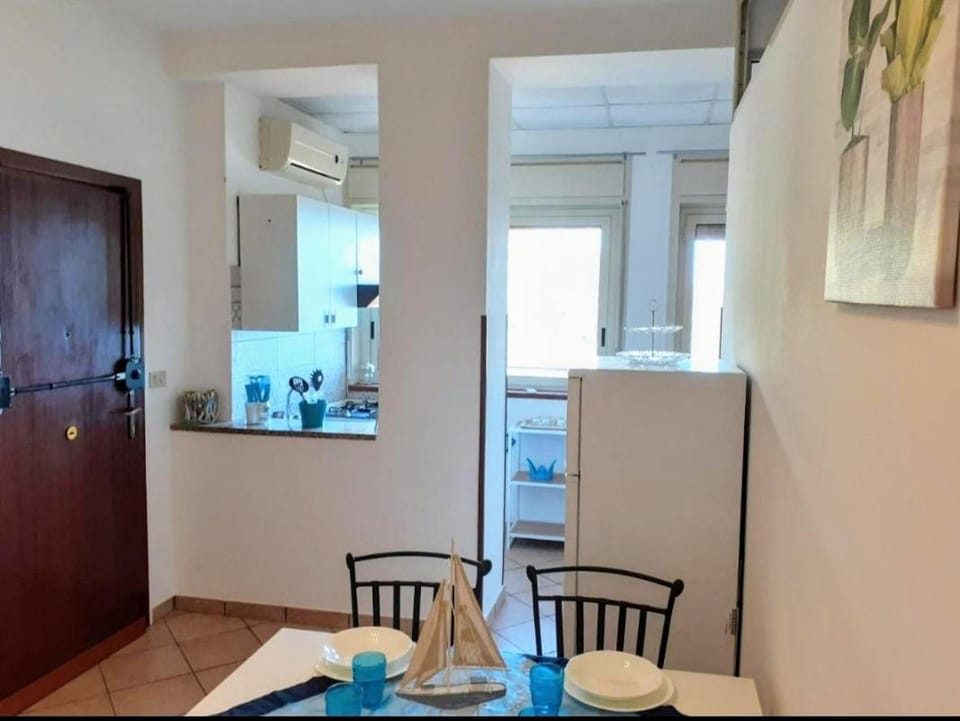 Kitchen or kitchenette, Dining area, air conditioner
