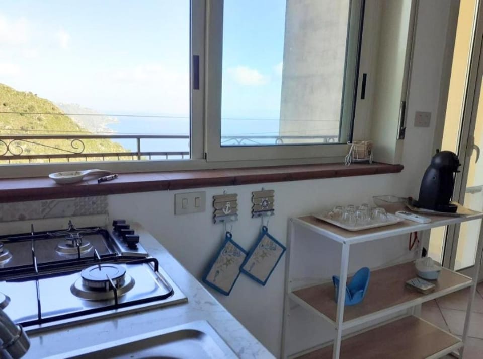 Kitchen or kitchenette, Dining area, minibar, stove