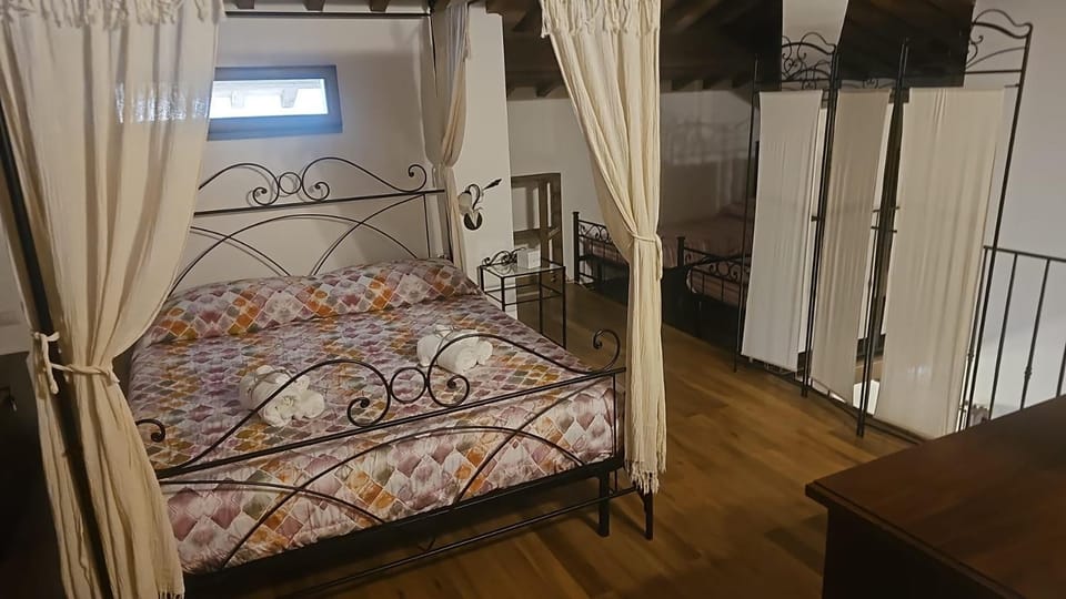 Photo of the whole room, Bedroom, wardrobe