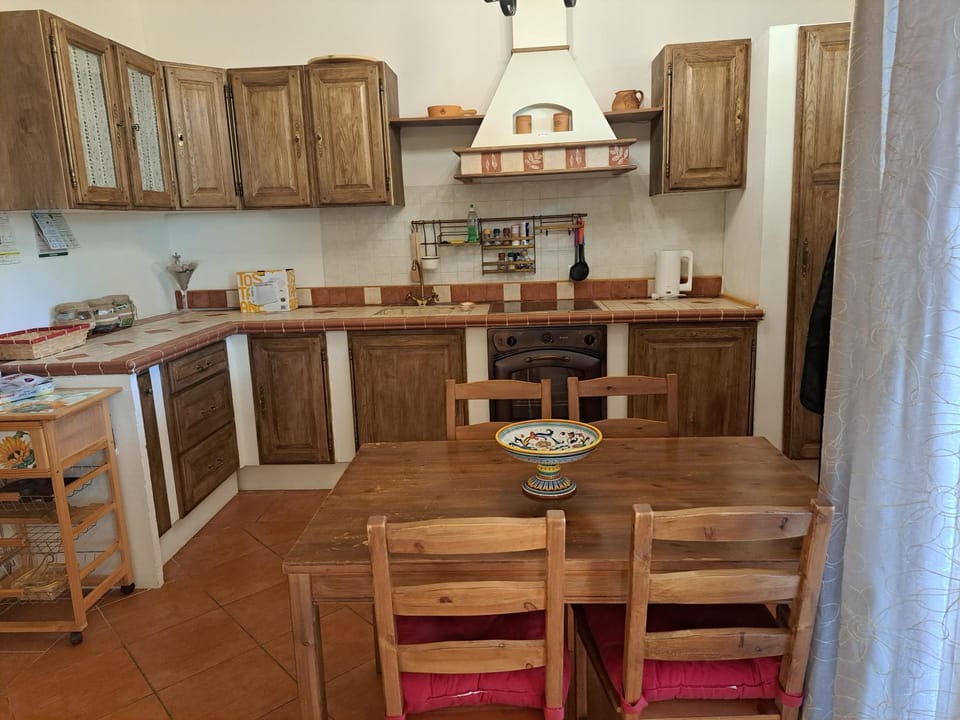 Kitchen or kitchenette, Dining area, dishwasher, oven, pet friendly, stove
