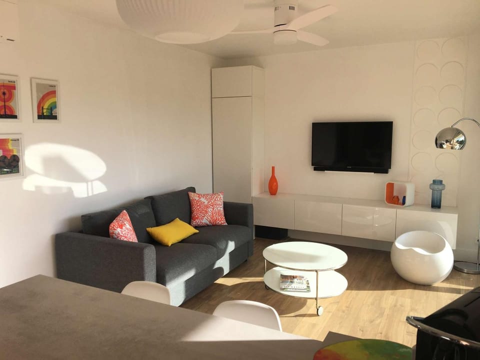 Bel Appartement Climatisé avec Parking au Lavandou - FR-1-308-175 Apartment in Le Lavandou