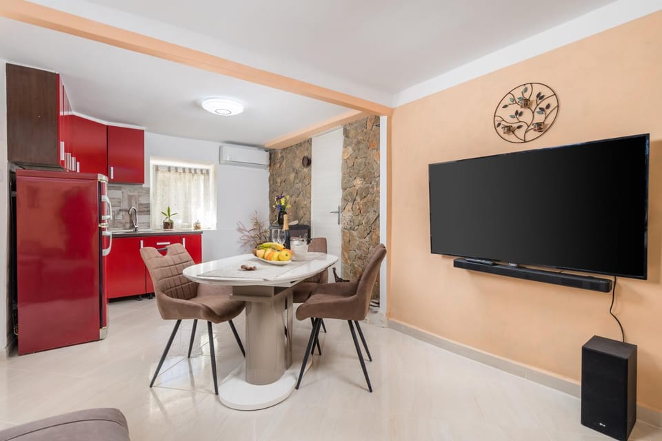 TV and multimedia, Kitchen or kitchenette, Living room, Seating area, Dining area
