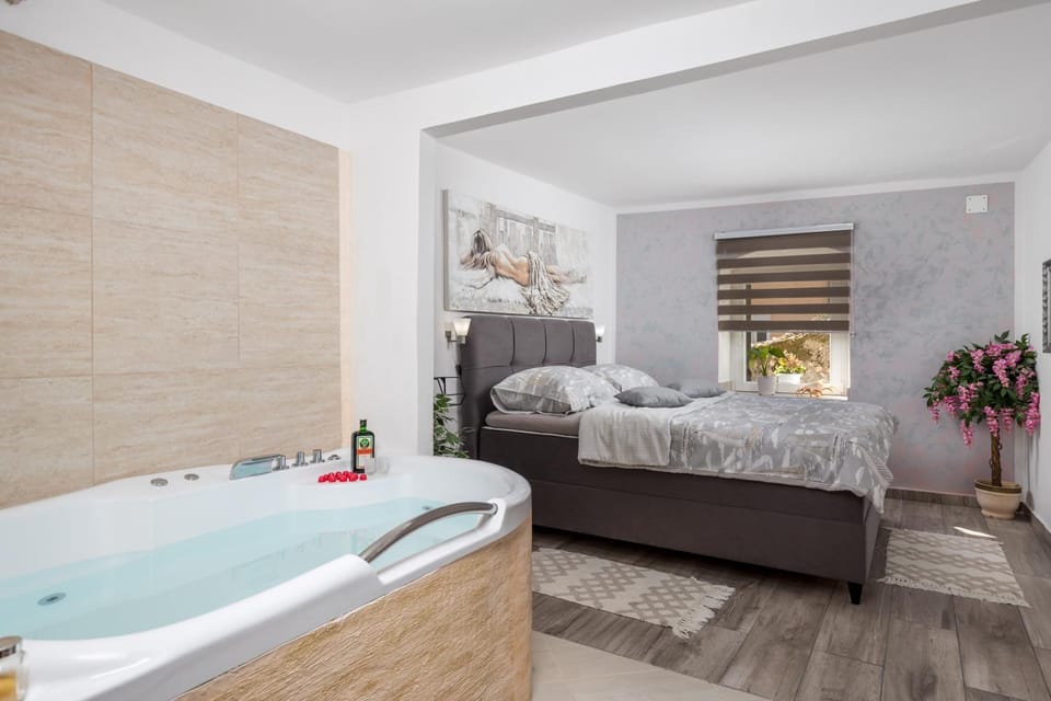 Hot Tub, Bedroom, towels