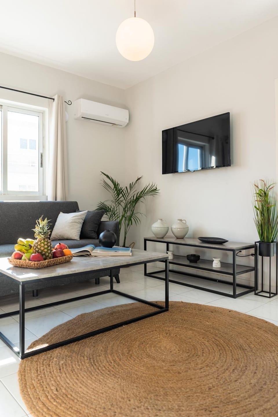 Communal lounge/ TV room, TV and multimedia, Living room, Seating area, air conditioner