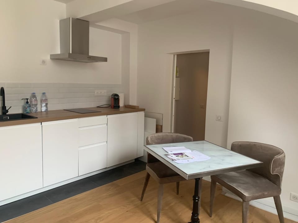 Kitchen or kitchenette, Dining area