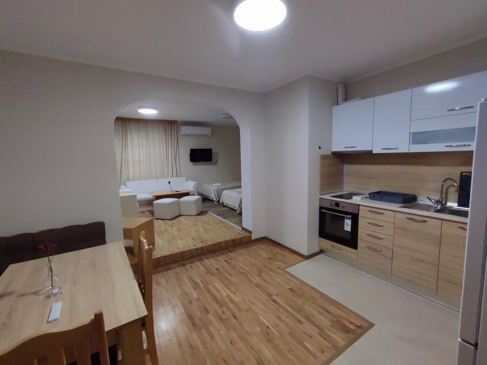 Kitchen or kitchenette, Dining area, minibar, pet friendly