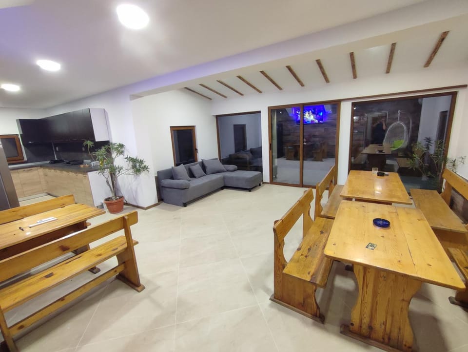 Toilet, Restaurant/places to eat, Communal lounge/ TV room, Bathroom, TV and multimedia, Living room, Seating area, Dining area, Evening entertainment, air conditioner, Internal: Not applicable to any particular room