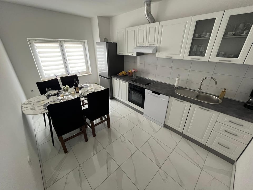 Kitchen or kitchenette, Dining area, dishwasher, pet friendly
