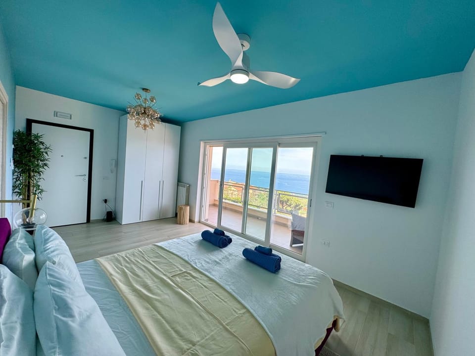 Bed, Natural landscape, TV and multimedia, Photo of the whole room, Bedroom, Sea view