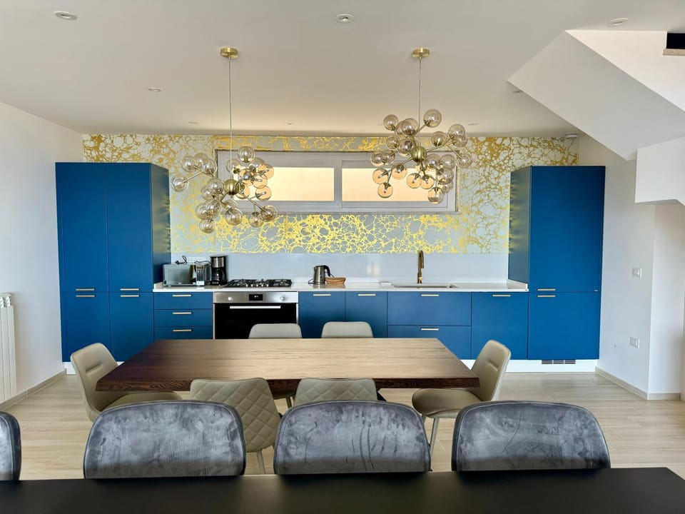 Kitchen or kitchenette, Living room, Seating area, Dining area, stove