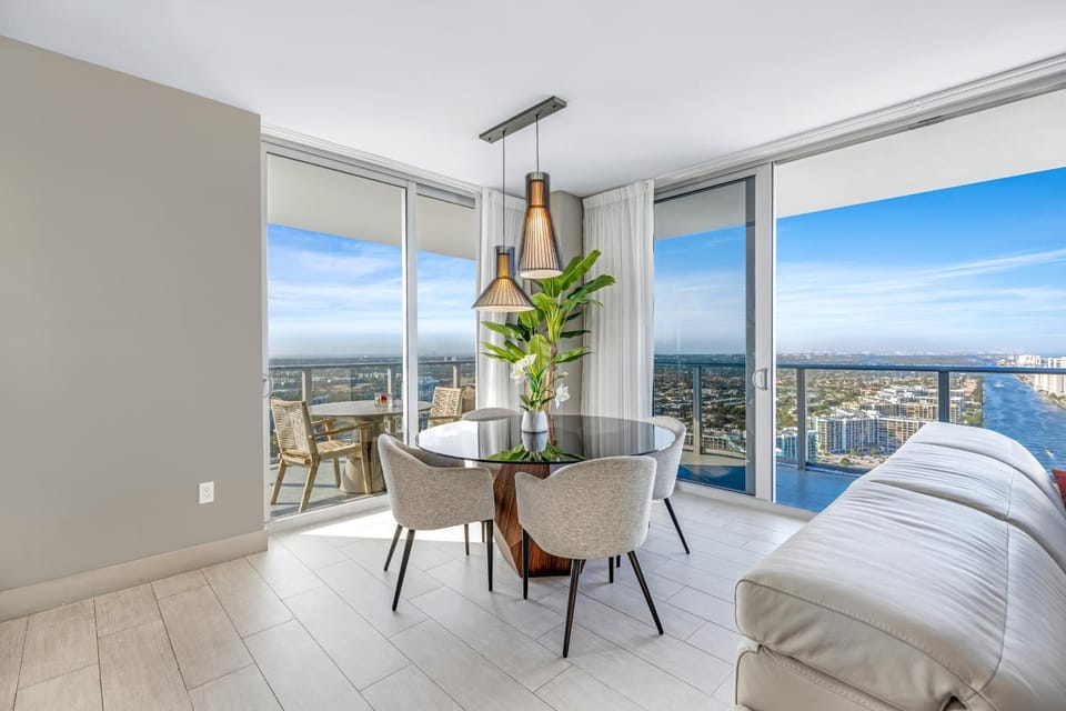 View (from property/room), Balcony/Terrace, Living room, Seating area, Dining area, City view