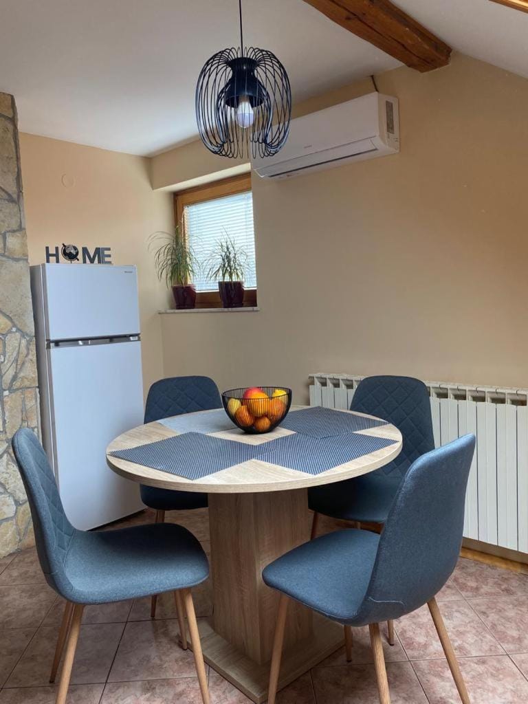 Kitchen or kitchenette, Dining area