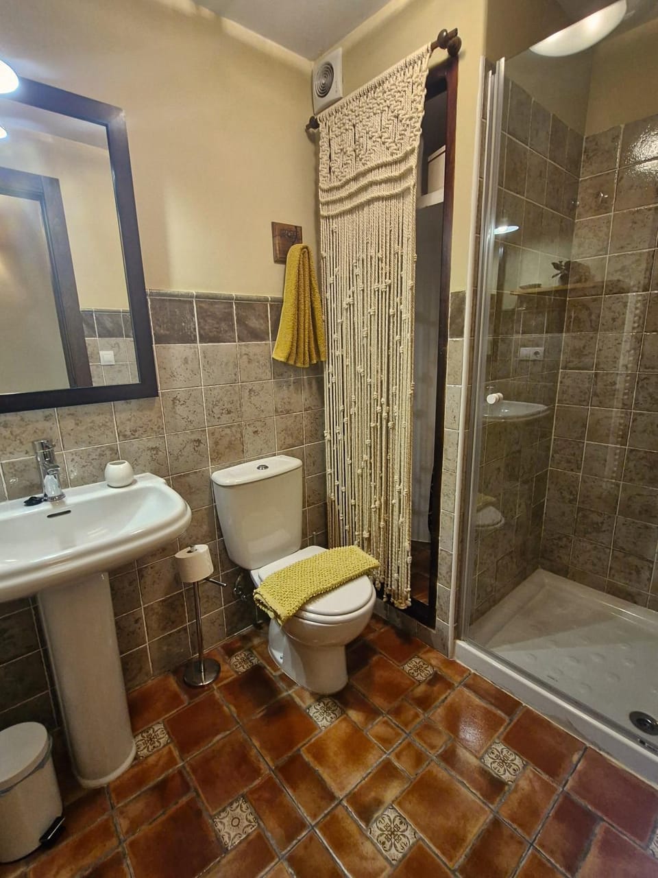 Shower, Toilet, Bathroom, towels