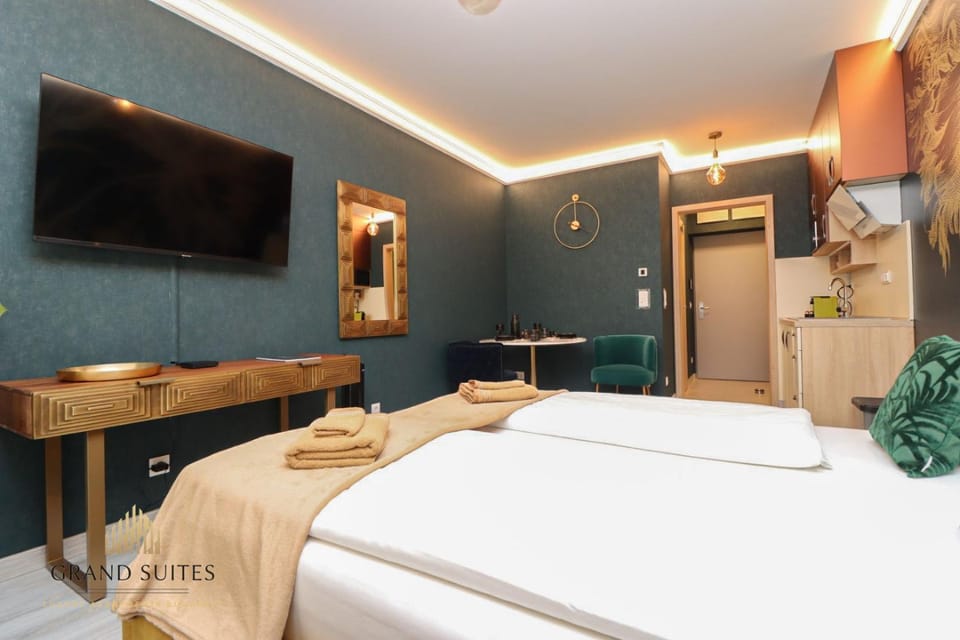 Bed, TV and multimedia, Photo of the whole room, towels