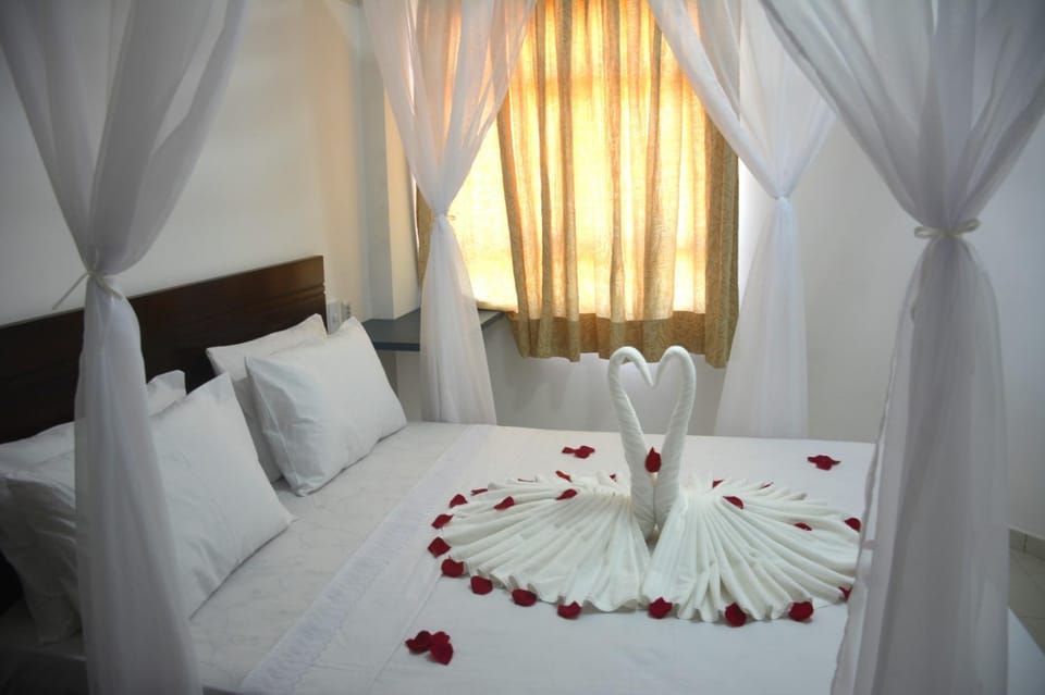 Bed, Photo of the whole room, towels