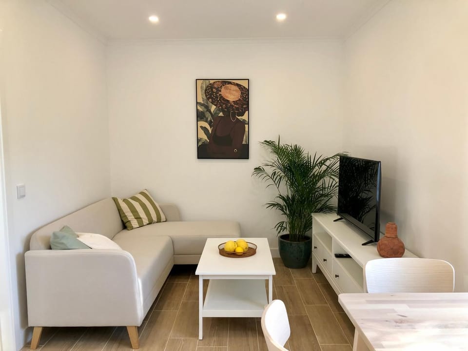 TV and multimedia, Living room, Seating area, Dining area, Food
