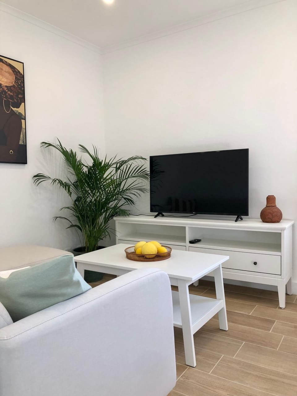 TV and multimedia, Living room, Seating area, Evening entertainment