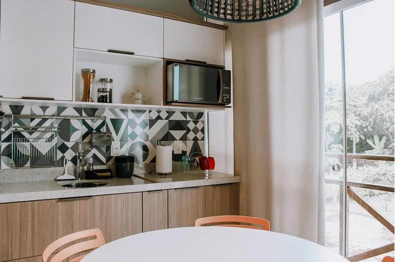 Kitchen or kitchenette, minibar