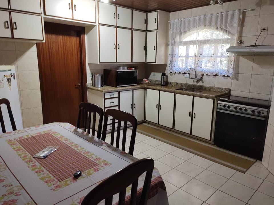 Kitchen or kitchenette, Dining area, pet friendly, stove
