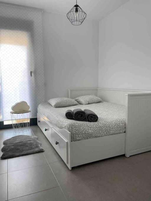Bed, Bedroom, towels