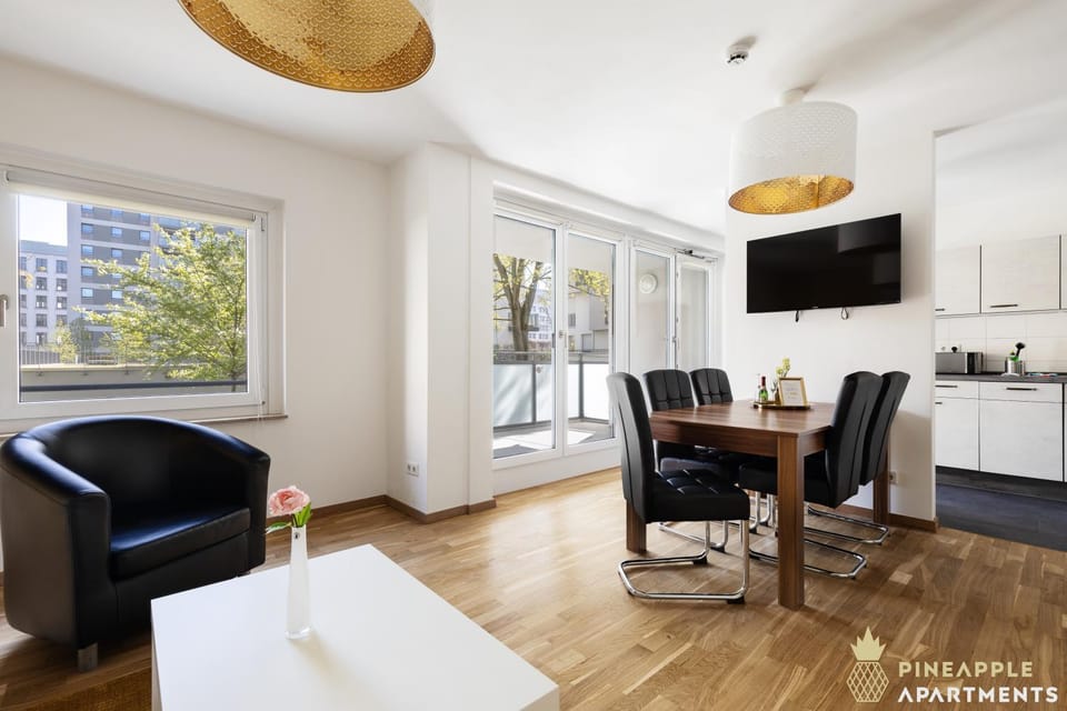 Property building, TV and multimedia, Kitchen or kitchenette, Living room, Seating area, Dining area