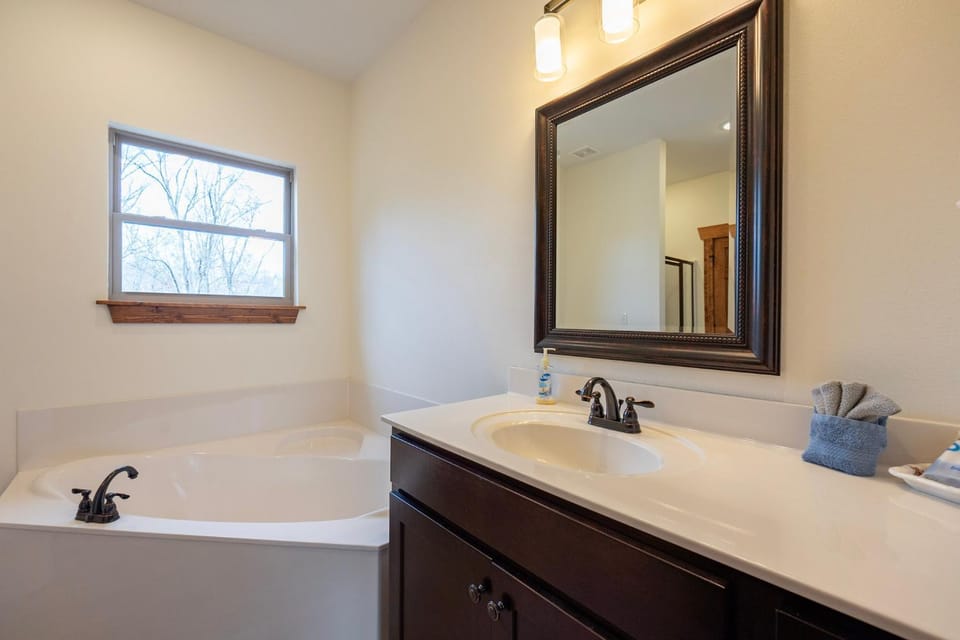 3BD Walk-In Near Silver Dollar City - Game Room - Pool - FREE TICKETS INCLUDED - RR-93B House in Indian Point