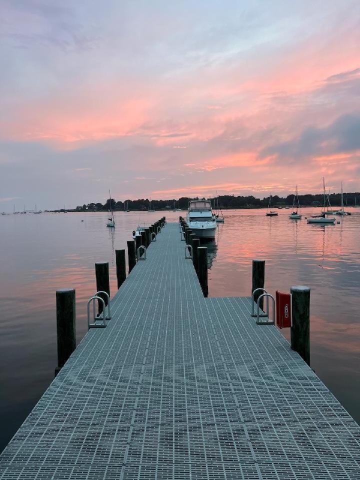 Borough Beach Apartment Bed and Breakfast in Stonington