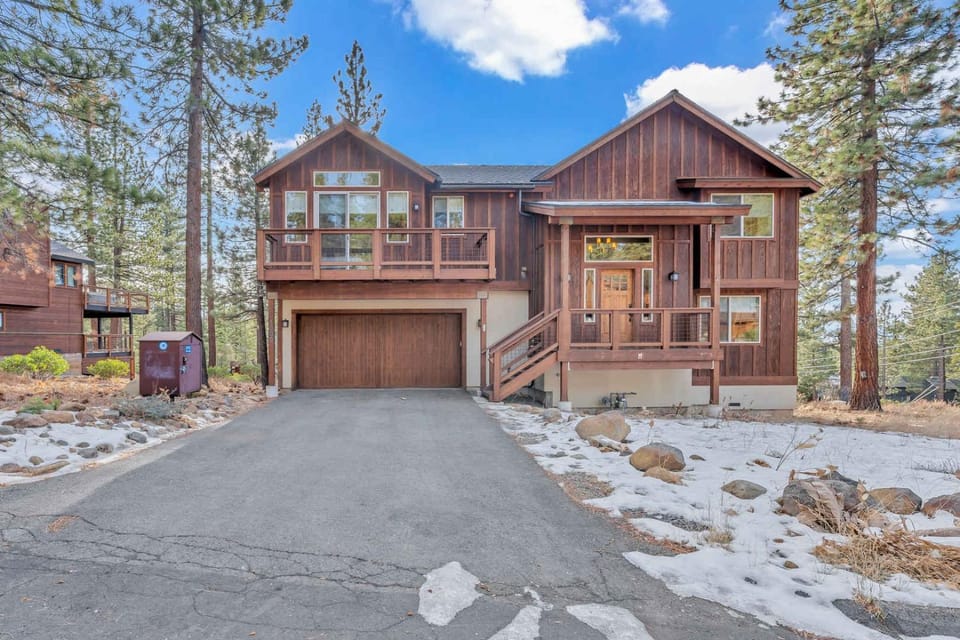 Sunny Daze Cabin Luxurious 4BDR with Stunning Views Cabin in Tahoe Vista