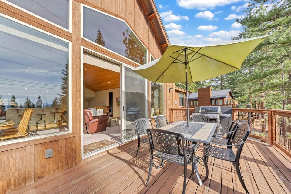 Sunny Daze Cabin Luxurious 4BDR with Stunning Views Cabin in Tahoe Vista